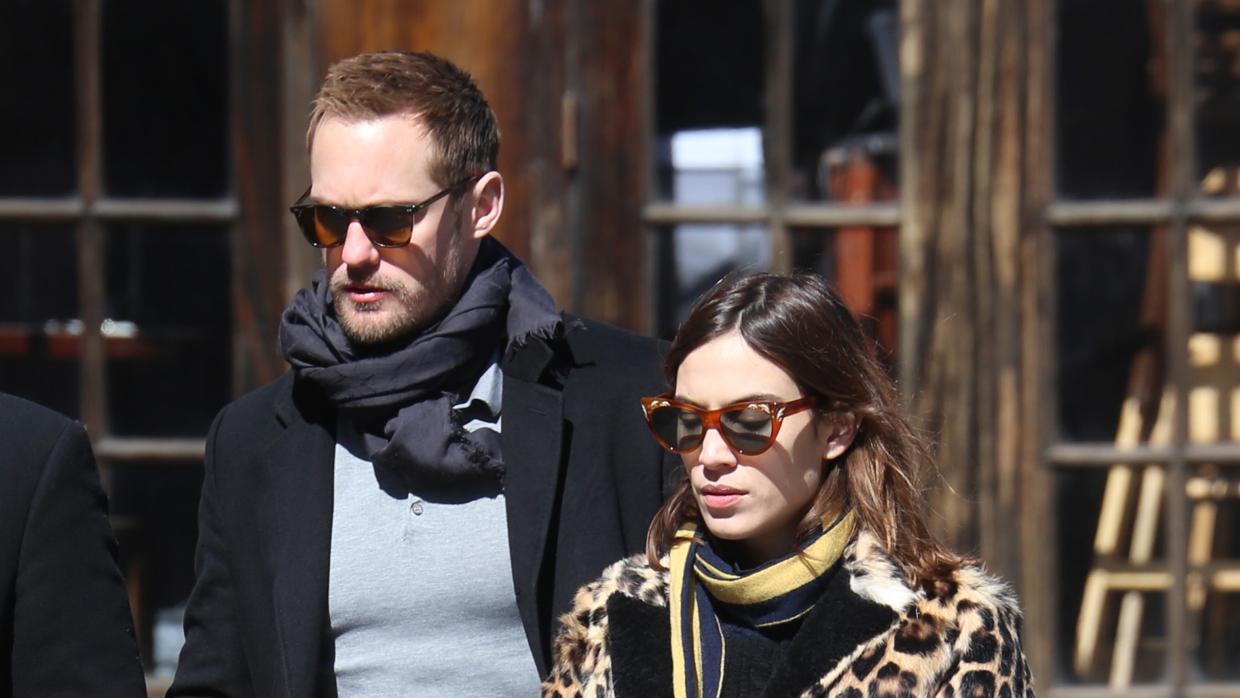 Alexa Chung y Alexander Skarsgärd paseando por las calles de Nueva York