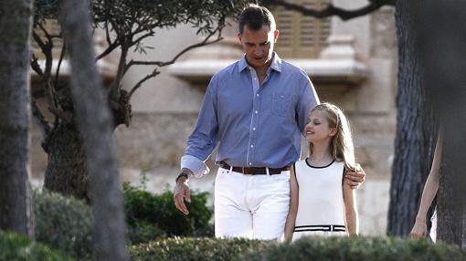 El Rey Felipe VI y la princesa Leonor durante el posado de la Familia Real esta tarde en los jardines del Palacio de Marivent