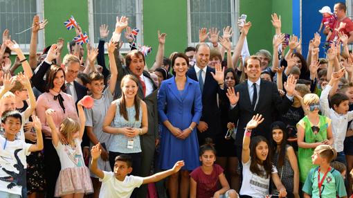 Los duques de Cambridge con un grupo de estudiantes en Berlín