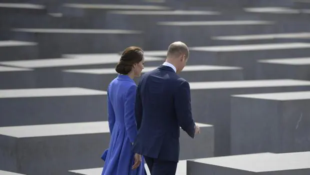 Los duques de Cambridge, guiados por Merkel en su visita a Berlín