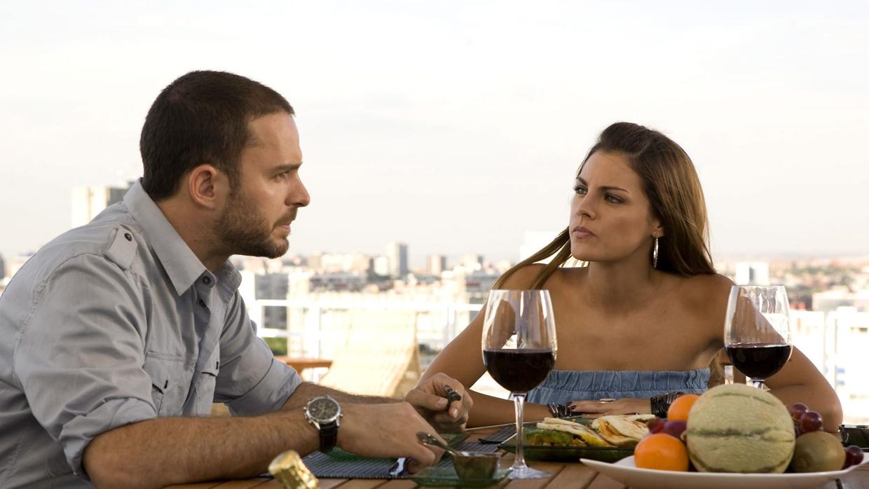 Amaia Salamanca y Miguel Ángel Silvestre durante el rodaje de la serie en 2009