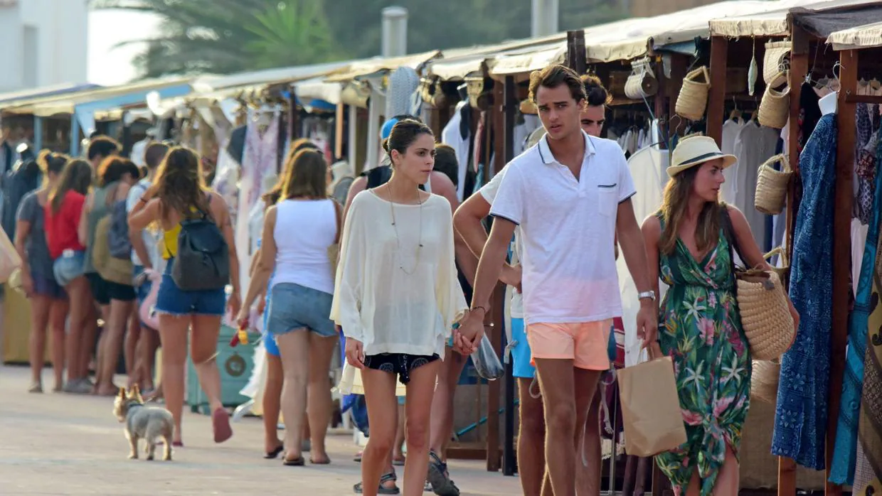 Stoessel y Barroso Jr. de compras por Ibiza
