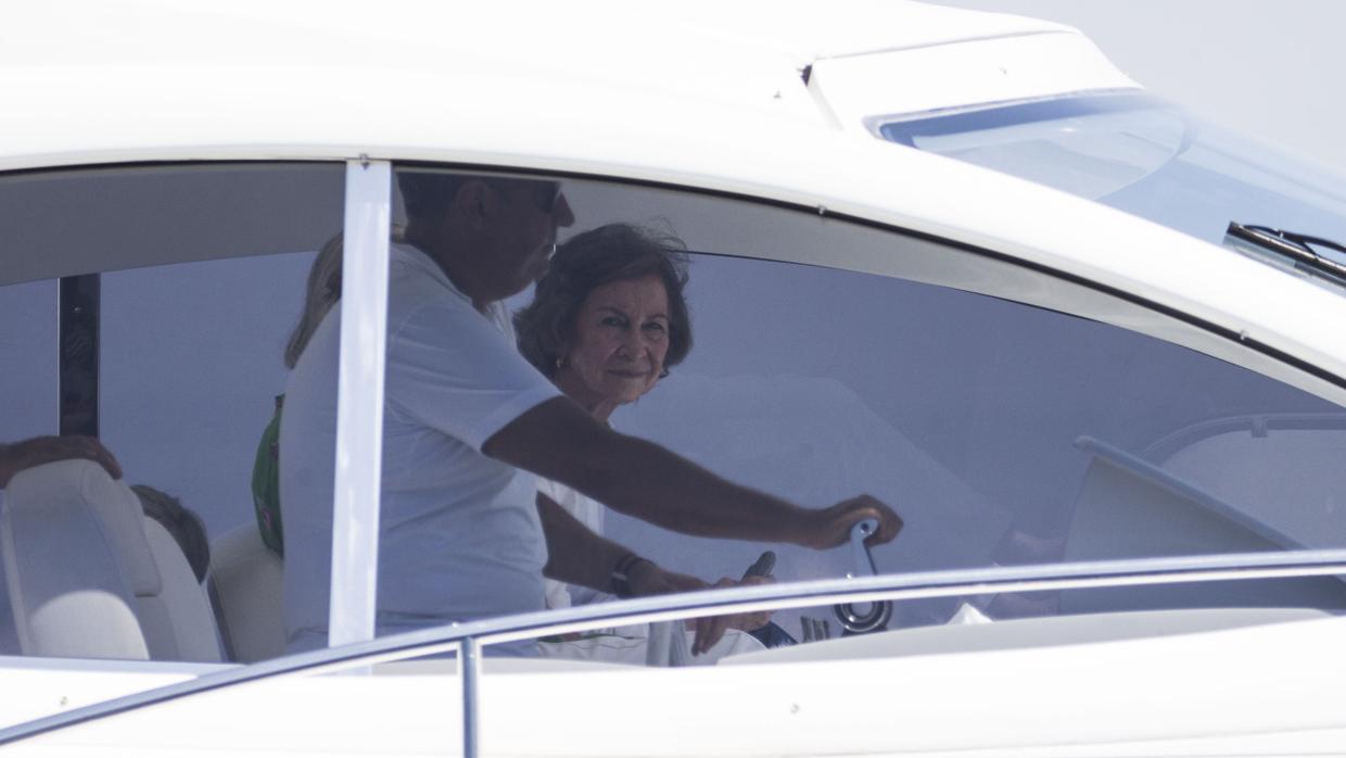La Reina Doña Sofái, a bordo de la lancha Somni