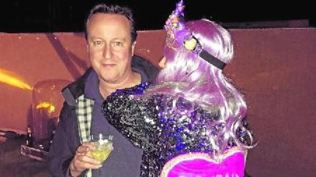 David Cameron en un festival junto a una admiradora de Corbyn