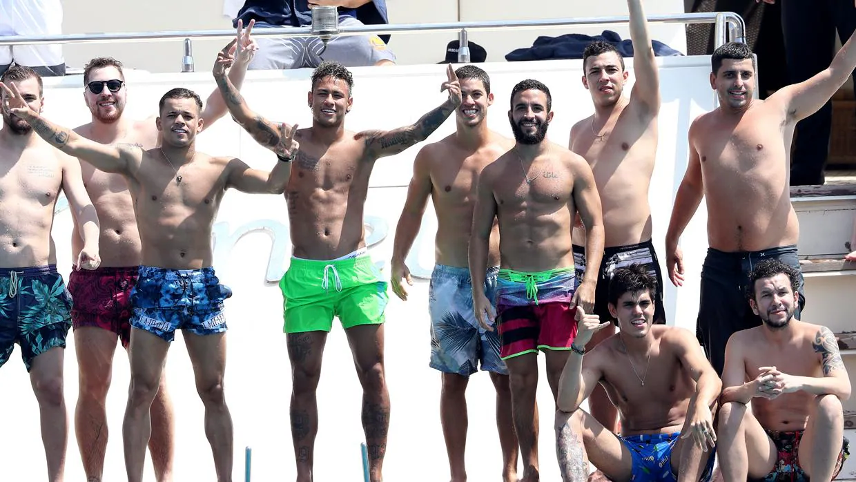 Neymar, rodeado de su legión de amigos, a borde del yate «Ginevra», en Saint Tropez