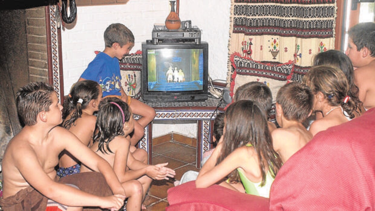 Niños de la localidad de Tocón ven por primera vez la televisión