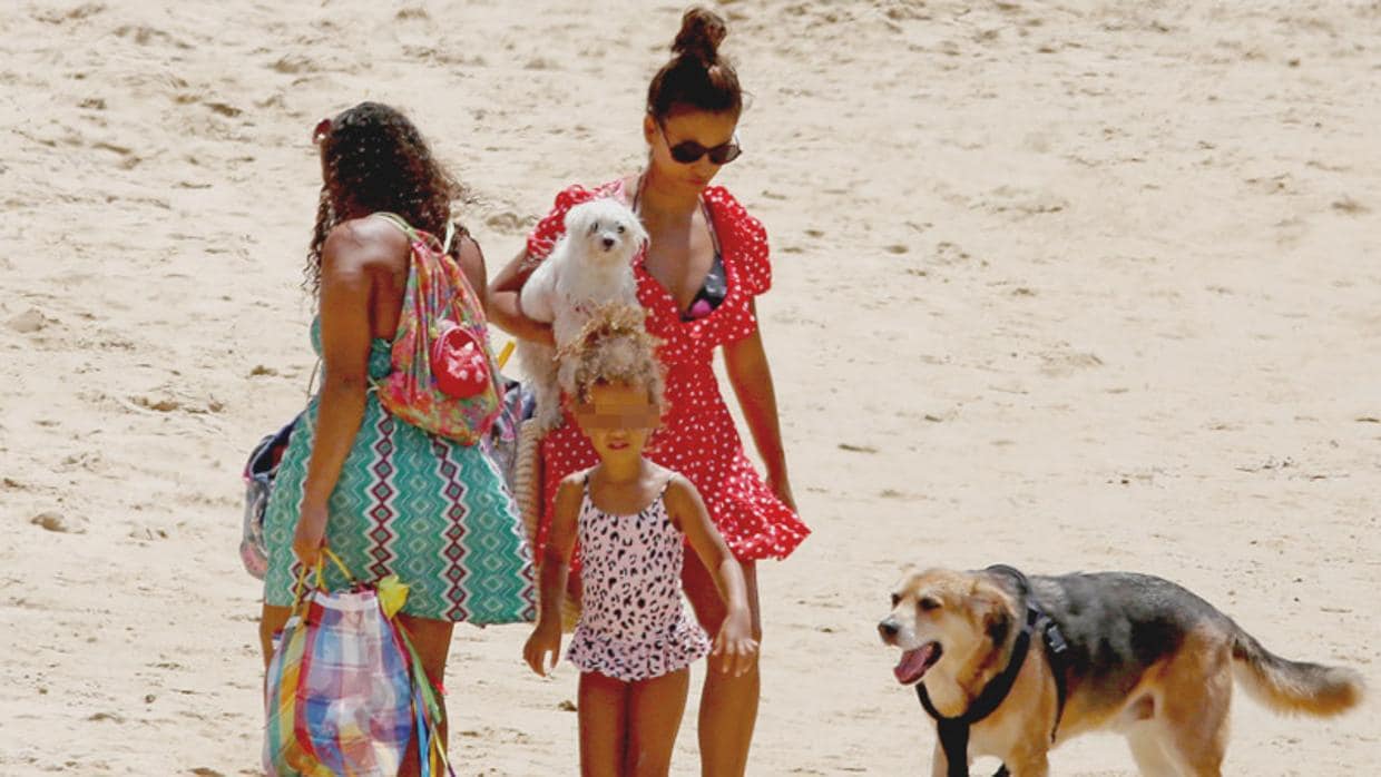 Mónica Cruz con su pequeña, su perro y su madre
