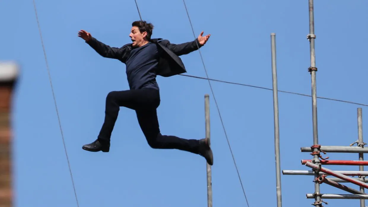 Tom Cruise dando el salto que le provocó la fractura de tobillo