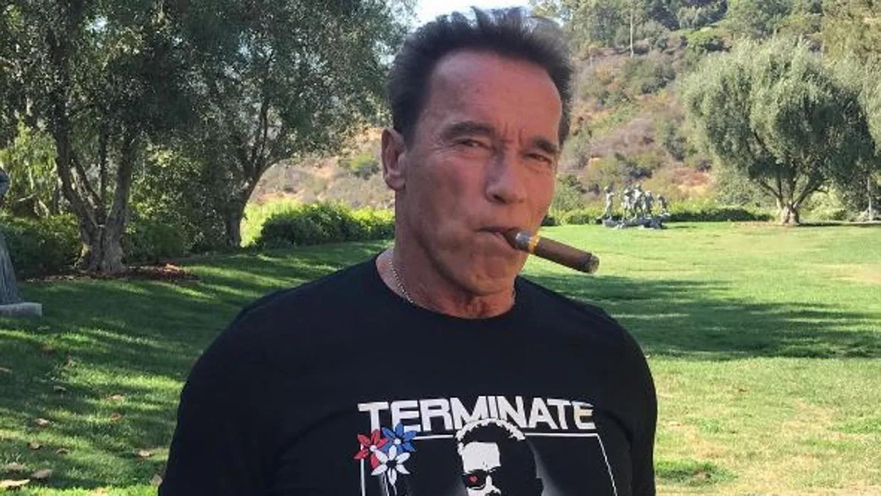 Arnold Schwarzenegger con la camiseta