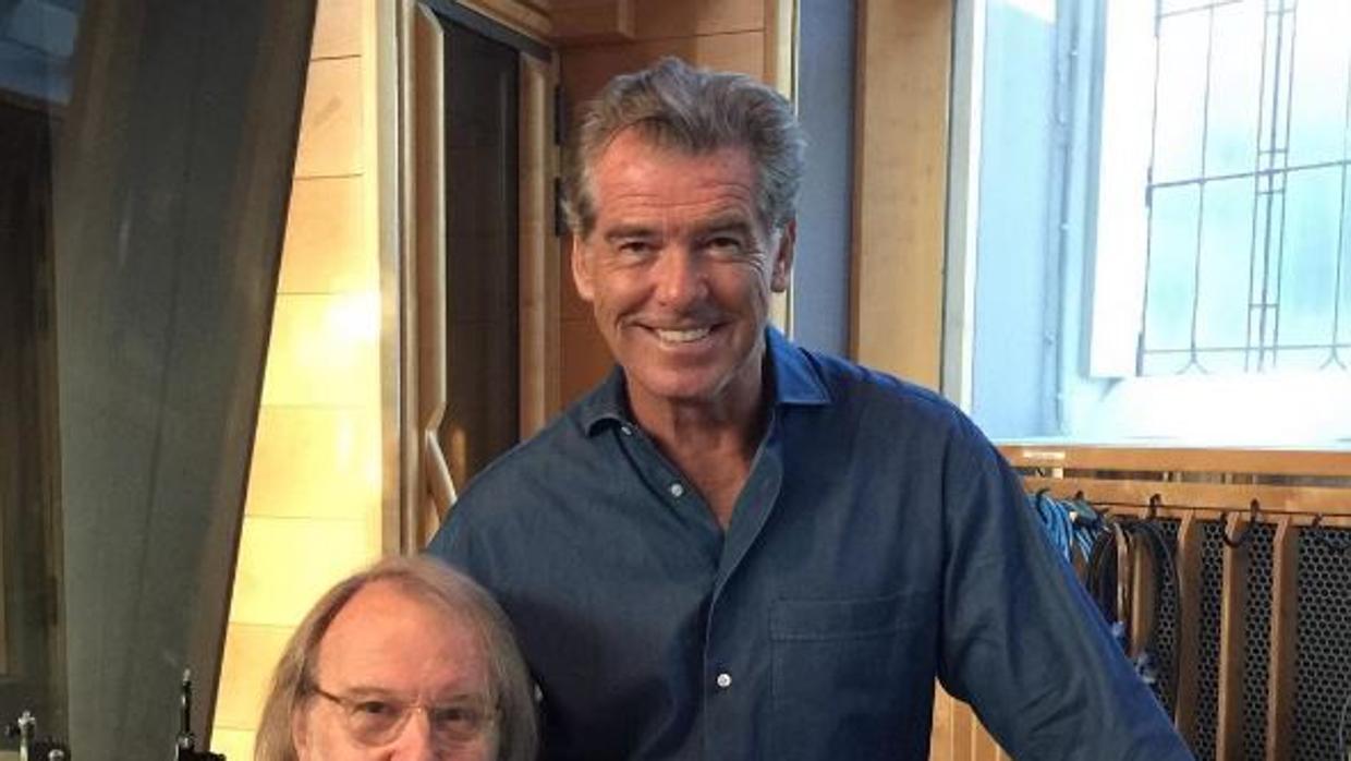 Pierce Brosnan junto al compositor Benny Andersson