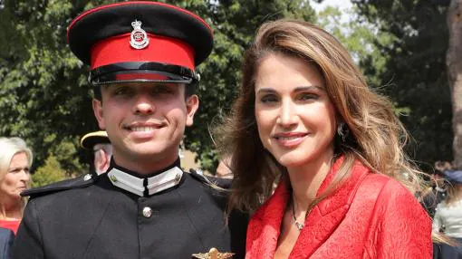 El Príncipe Hussein de Jordania, con su madre la Reina Raina