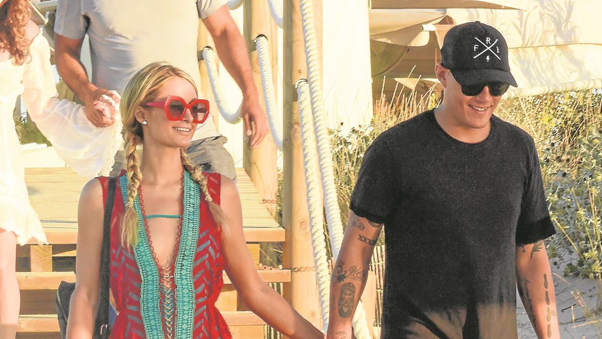 Paris Hilton de la mano de su novio Chris Zylka por la isla balear