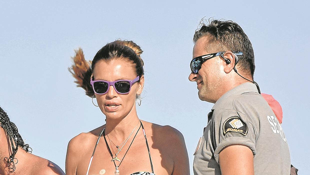 Esther Cañadas en las playas de Ibiza