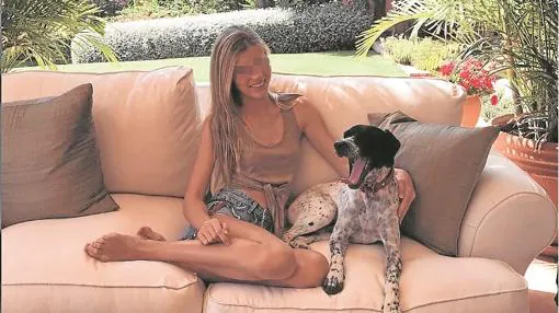Victoria ama los animales y promueve la adopción de perros a través de su red social
