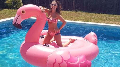 Paula Echevarría en la piscinade la casa de Villafranca del Castillo