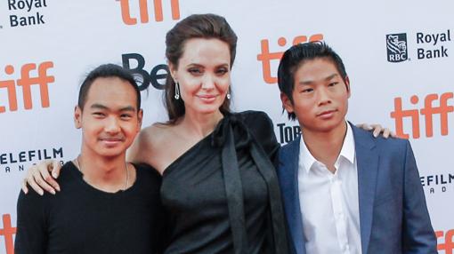 La actriz junto a sus hijo Maddox y Pax Jolie Pitt durante la premiere de «First They Killed My Father»