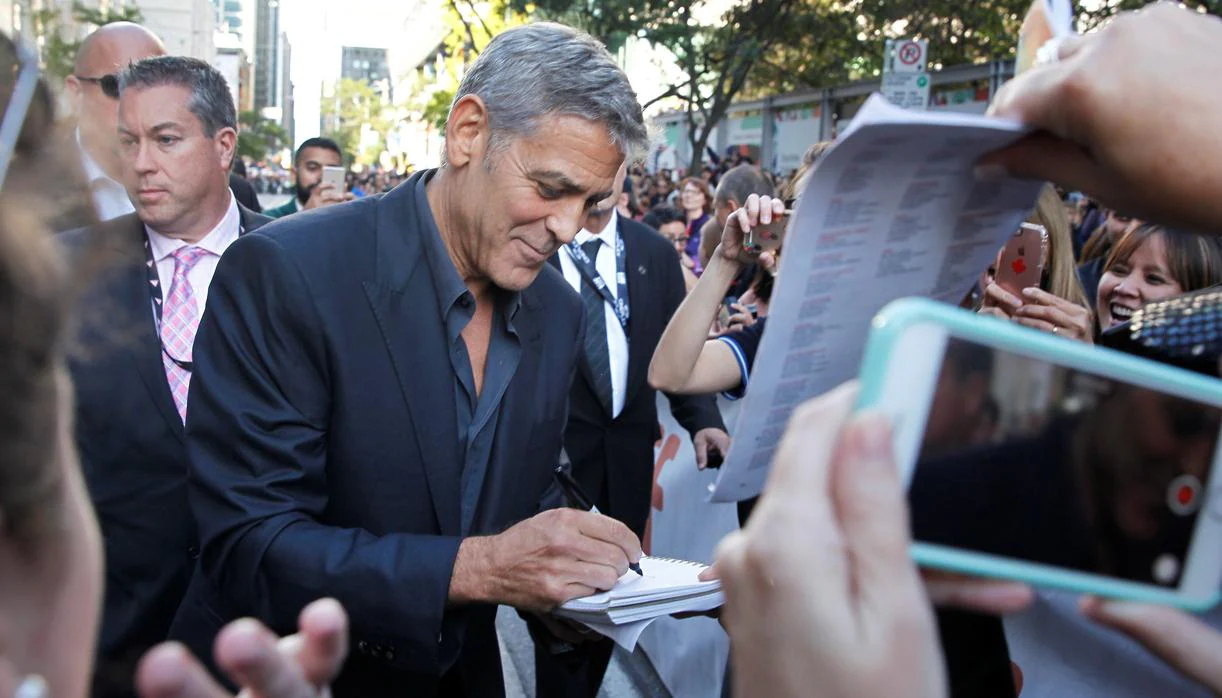 George Clooney firmando autógrafos durante el Festival de Cine de Toronto