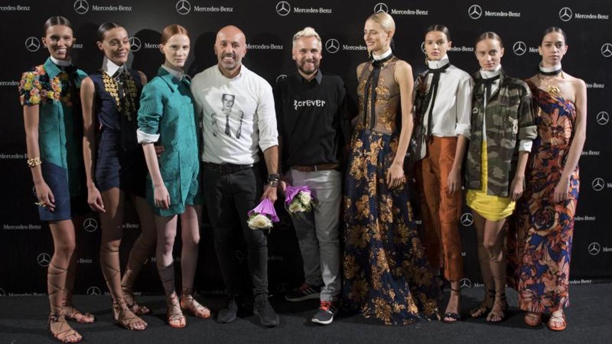 Los diseñadores junto a algunas de las modelos tras el desfile