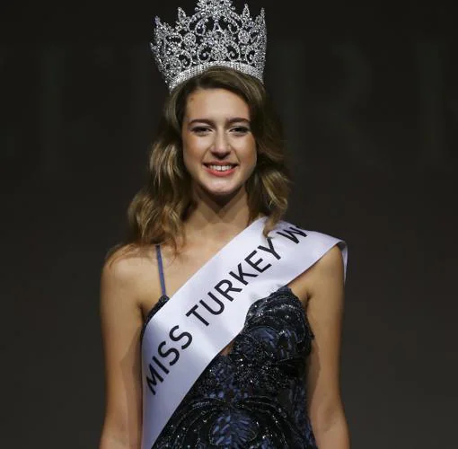 Itir Esen destronada de su título de Miss Turquía