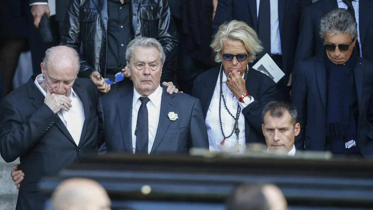 Pascal Desprez y Alain Delon en el funeral de Mireille Darc