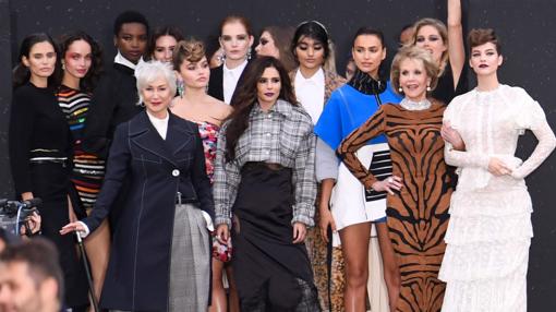Helen Mirren, Jane Fonda, Cheryl Cole, Irina Shayk,, Doutzen Kroes, Luma Grothe, Maria Borges son algunas de las que participaron en el desfile de L'Oreal en París