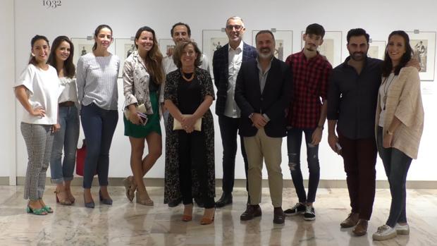Los diseñadores sevillanos visitan la exposición de Sáenz de Tejada