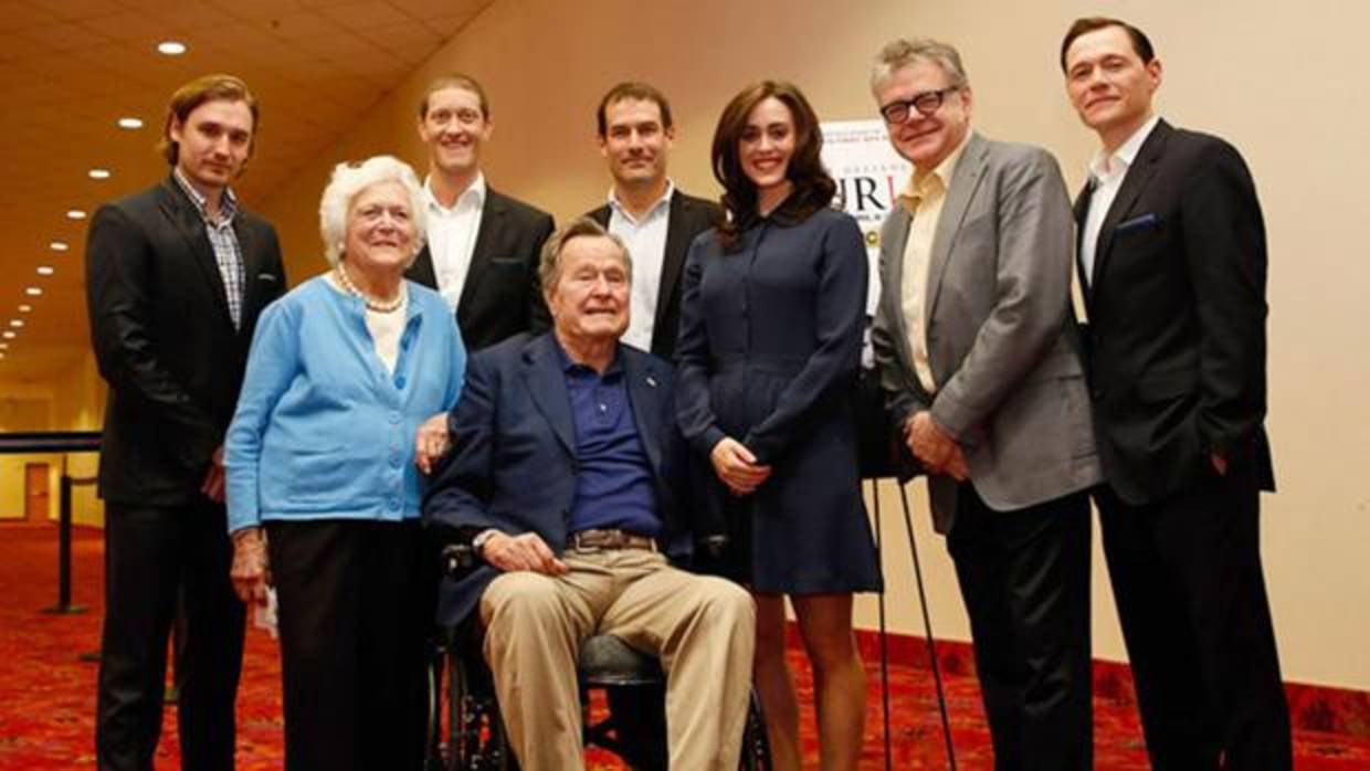 Heather Lind (a la izquierda de Bush padre) acusó al expresidente de manosearla mientras se tomaba esta imagen, en 2014, en la que también aparece Barbara Bush