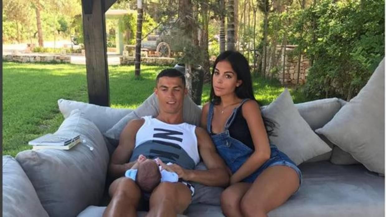 Cristiano Ronaldo y Georgina Rodríguez, junto a uno de sus pequeños