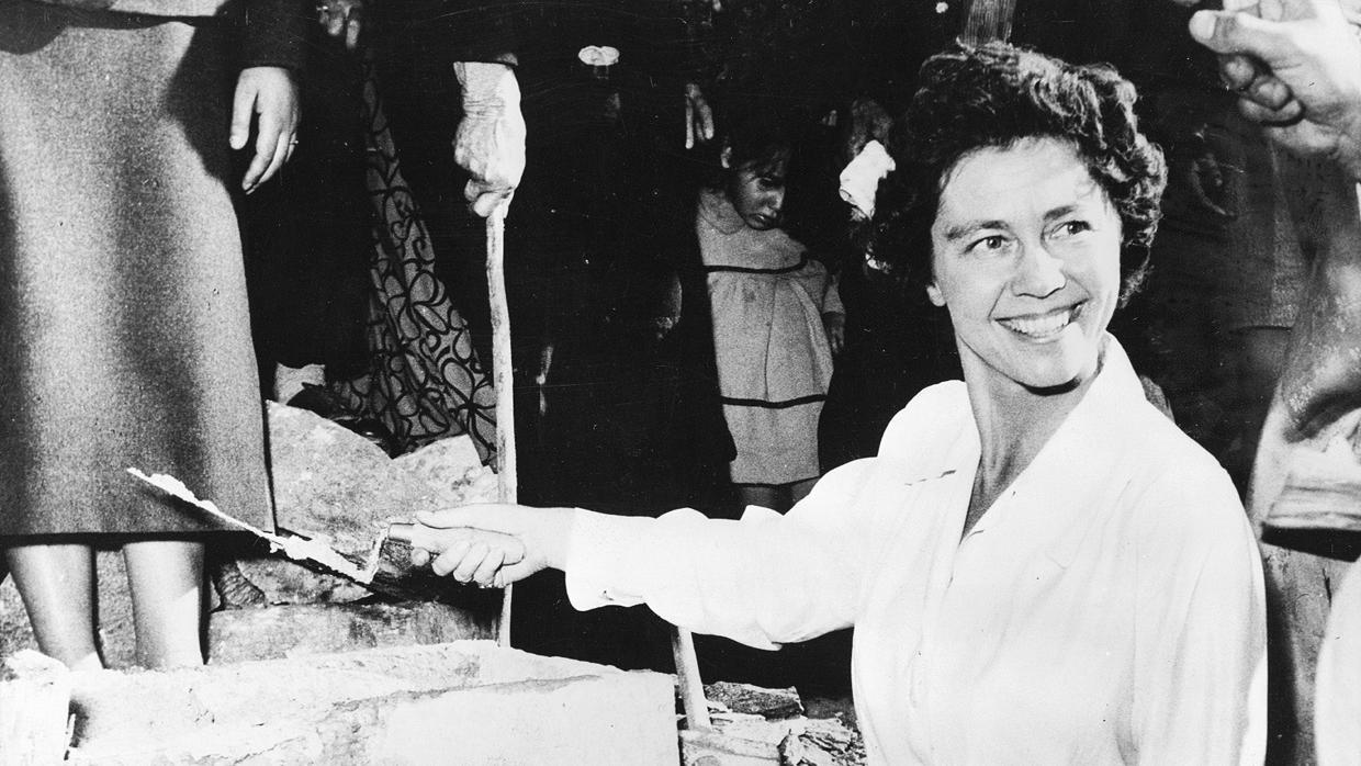 La Reina Federica en Grecia, en 1955, colocando la primera piedra de un hogar para niños