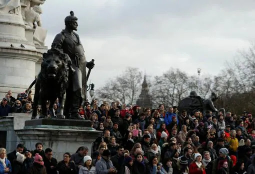 Cientos de personas se agolpaban a las puertas del Kensington Palace