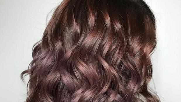 Chocolate malva: la coloración tendencia para melenas castañas