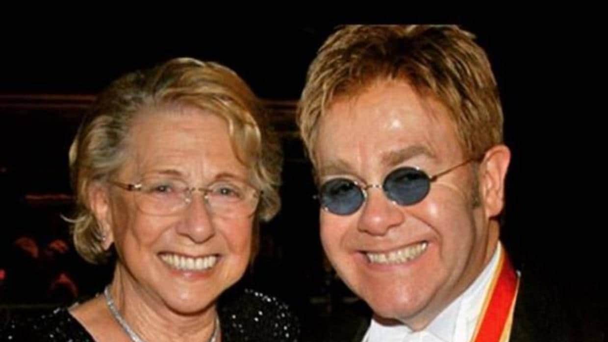 Elton John y su madre, Sheila Farebrother, fallecida este lunes a los 92 años