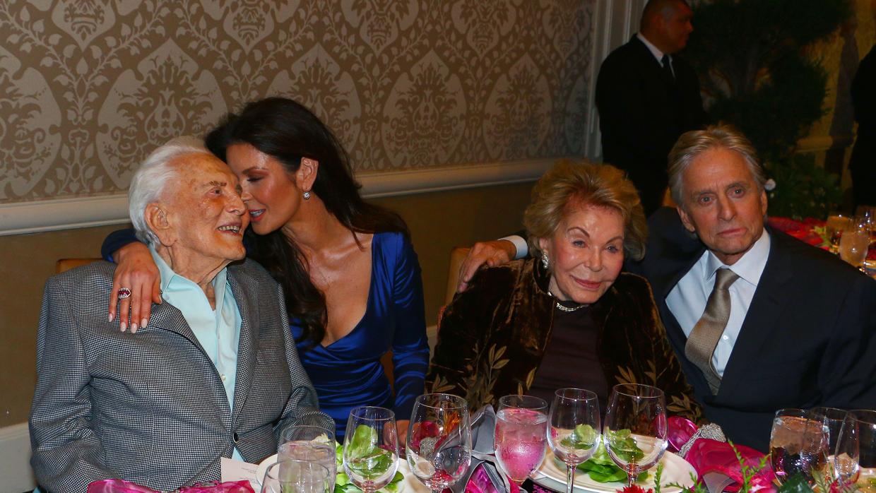 Kirk Douglas, Catherine Zeta-Jones, Anne Buydens y Michael Douglas en la Vision of Legacy Gala