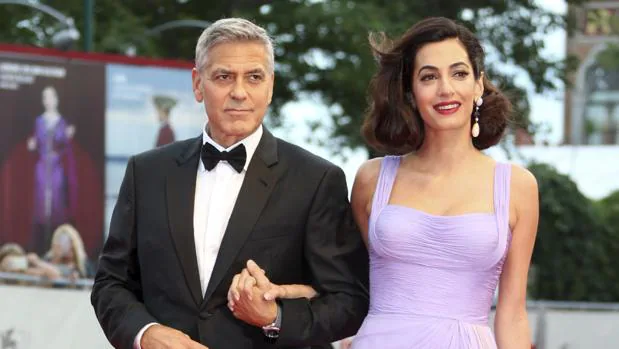 El curioso motivo por el que George y Amal Clooney repartieron auriculares en un vuelo
