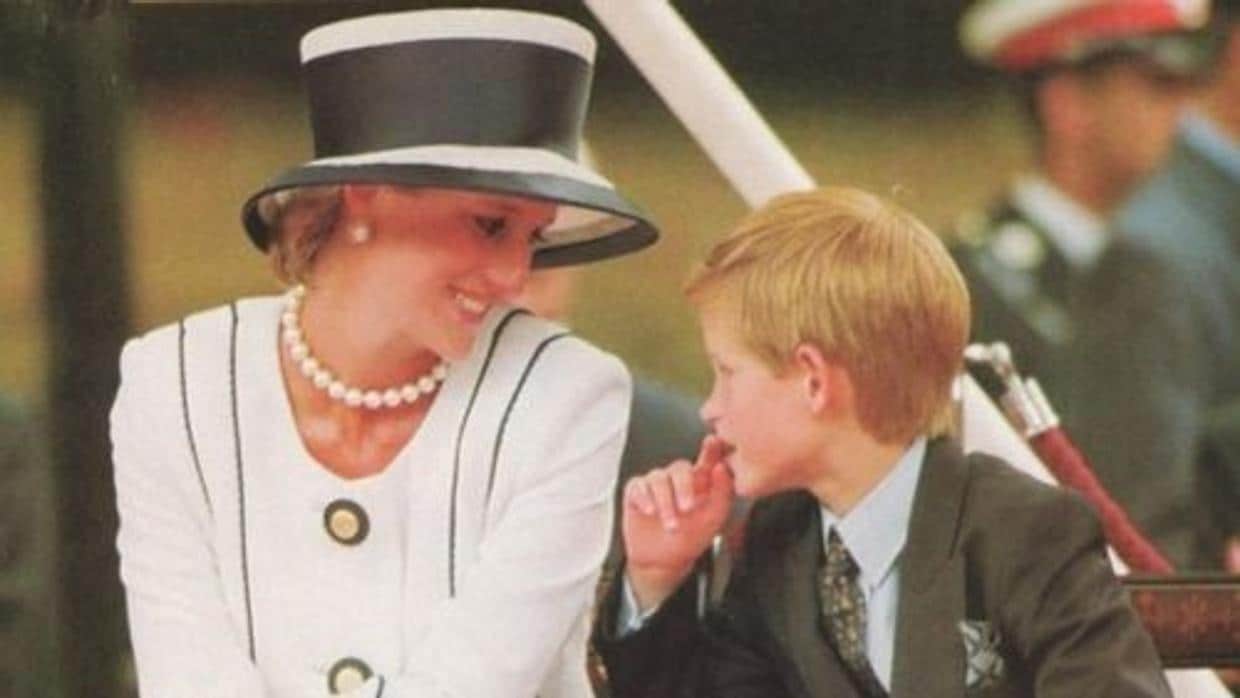 La princesa Diana junto a su hijo Harry