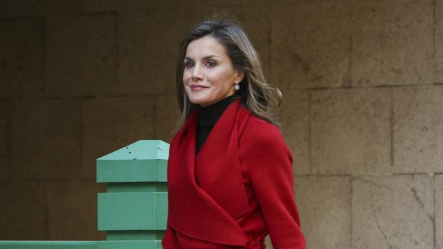 La Reina Letizia arriesga (y gana) con el color de la temporada