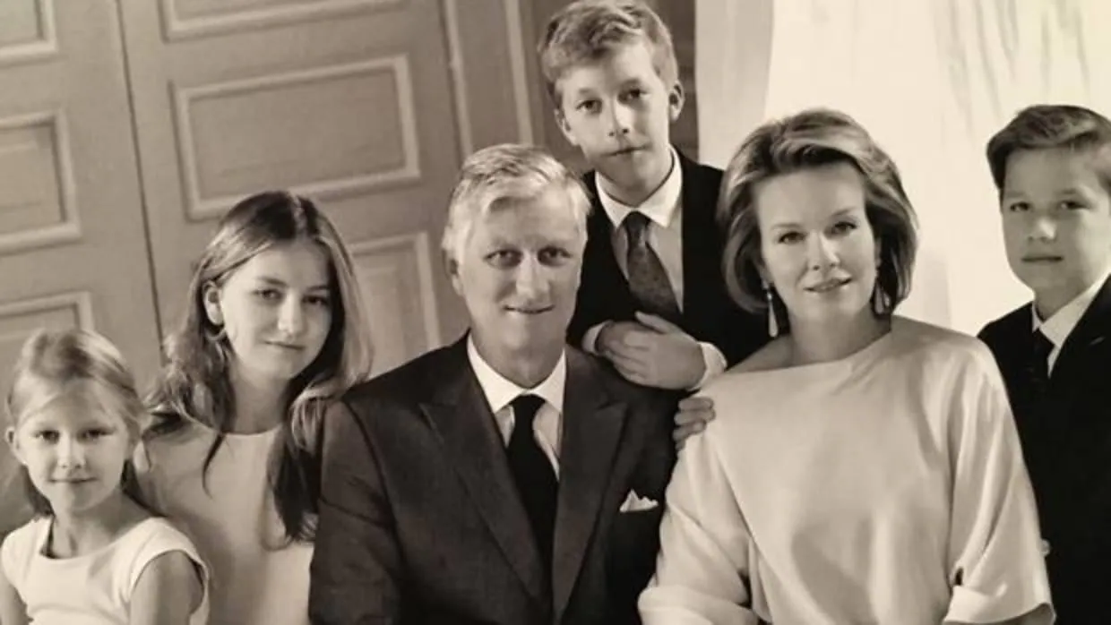 Felipe y Matilde de los Belgas posan con sus cuatro hijos