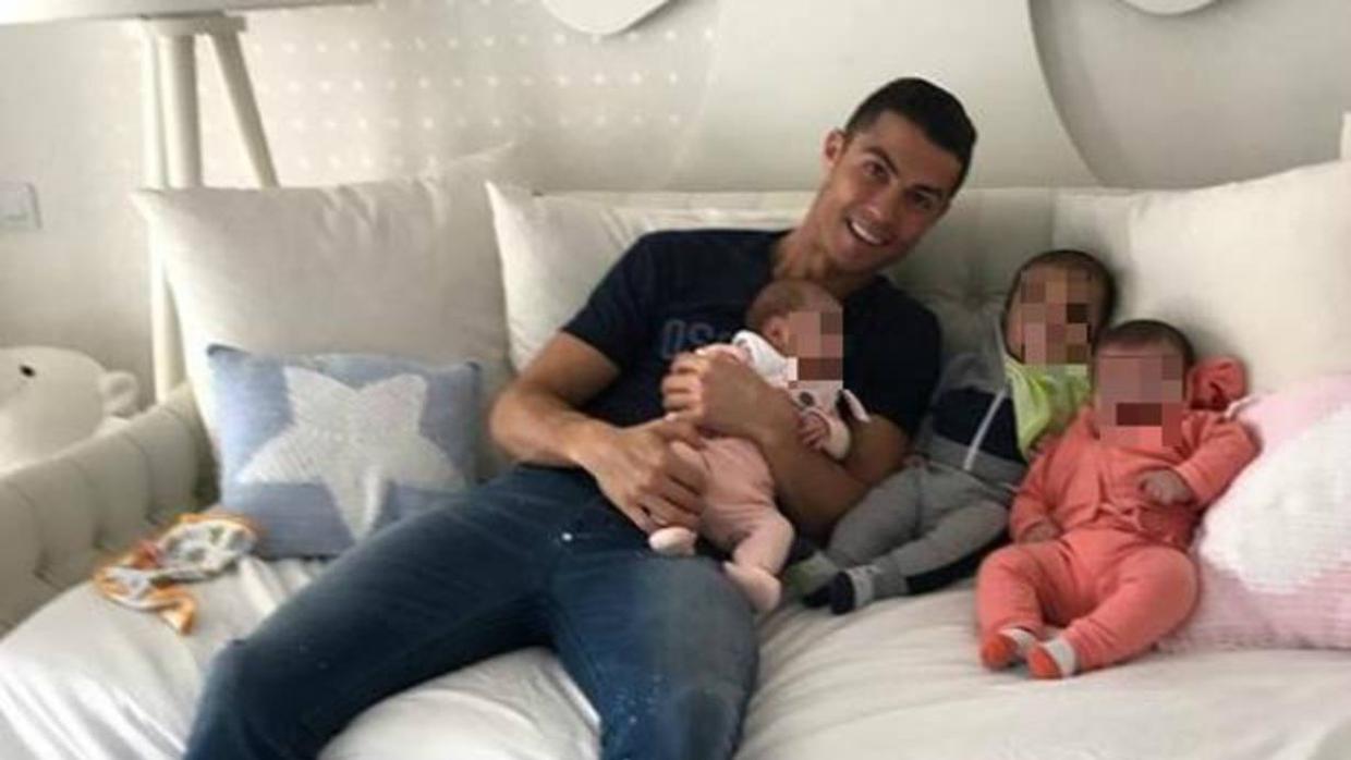 Cristiano Ronaldo posa junto a sus tres hijos pequeños