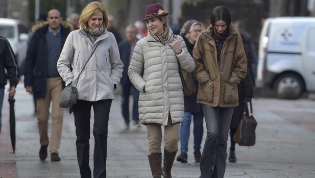 Las Infantas Elena y Cristina vuelven a despedir el año juntas en Vitoria