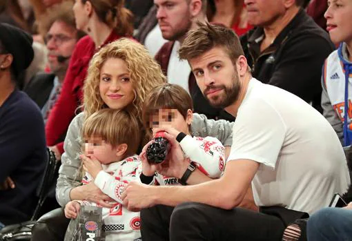 Shakira y Piqué con sus hijos en el baloncesto