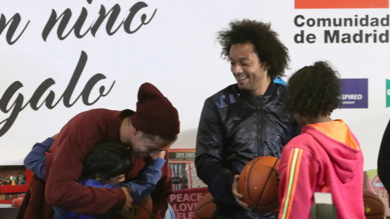 Sergio Ramos y Marcelo saludan a los niños