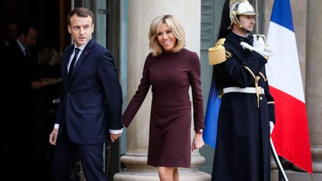 Brigitte Macron y su esposo, Emmanuel, en una recepción en el Elíseo