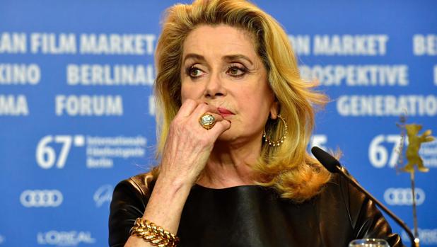 Catherine Deneuve y otras cien mujeres defienden el derecho de los hombres a «importunar»