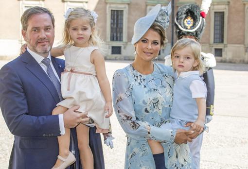 La Princesa Magdalena y su esposo, Chris O'Neill, junto a sus dos hijos