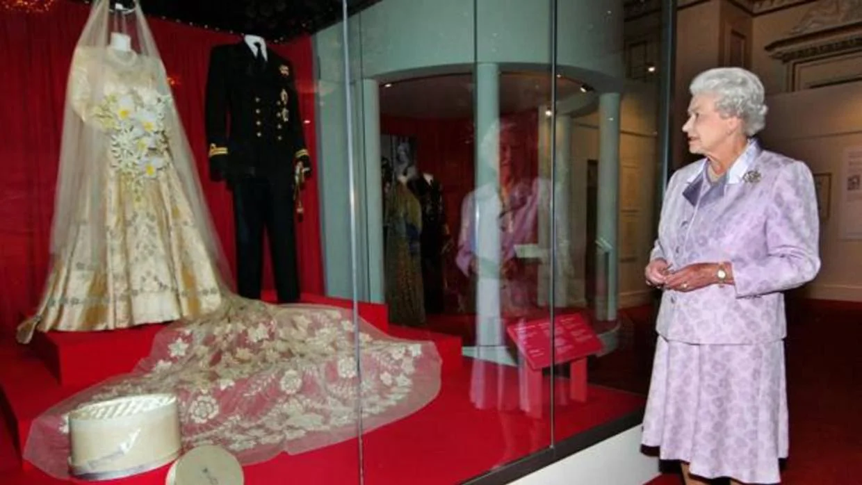 La Reina Isabel II observa su vestido de novia