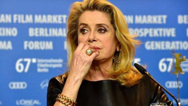 A Catherine Deneuve le llueven las críticas