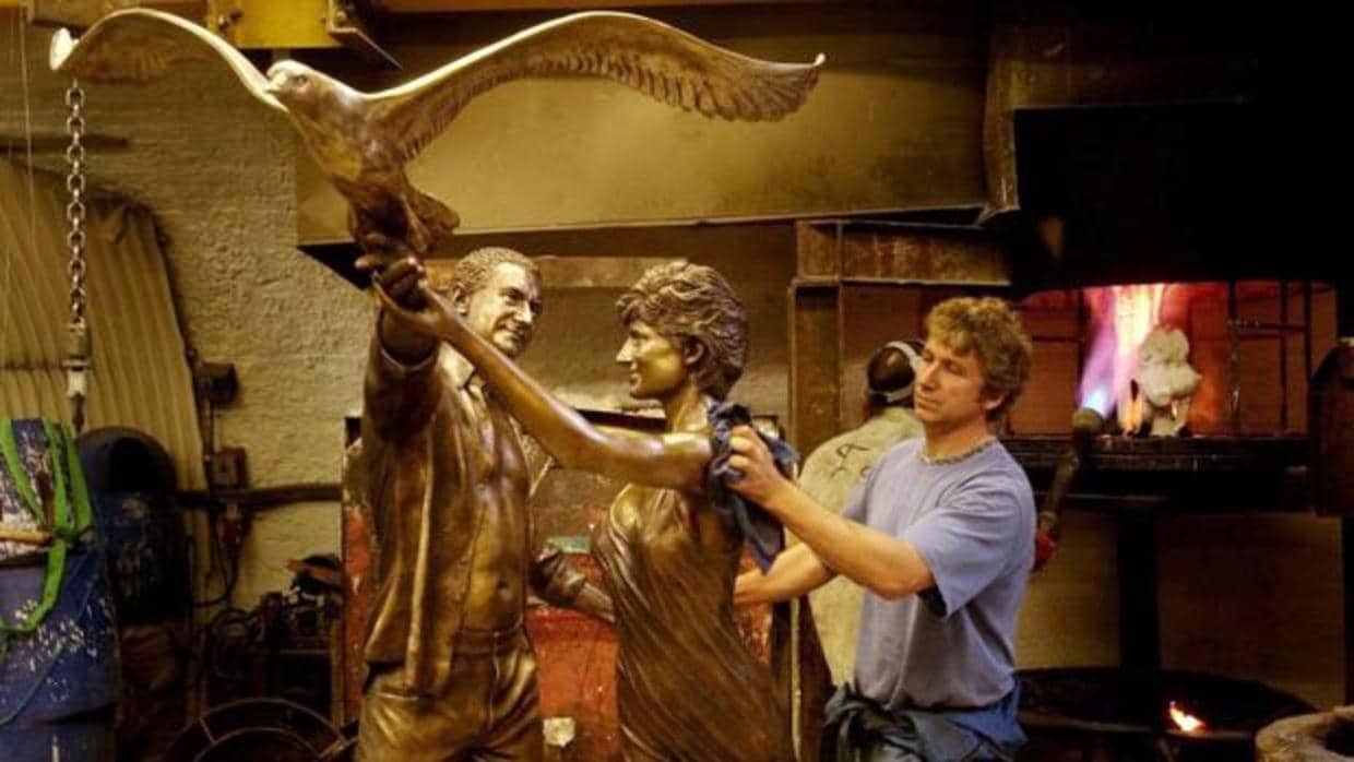 La estatua fue creada en 2005 por encargo de Mohamed Al-Fayed, por entonces dueño de los almacenes