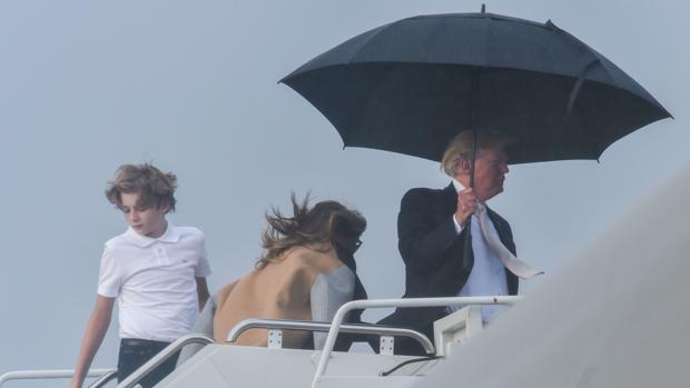 El criticado gesto bajo la lluvia de Donald Trump con su familia