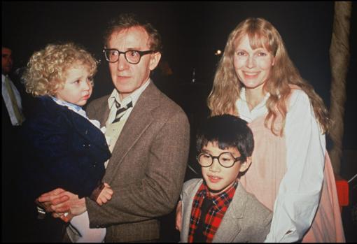 Dylan Farrow, en brazos de Woody Allen junto a su madre y su hermano