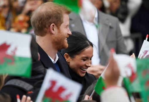 El Príncipe Harry y Meghan Markle desatan la locura en su visita a Cardiff